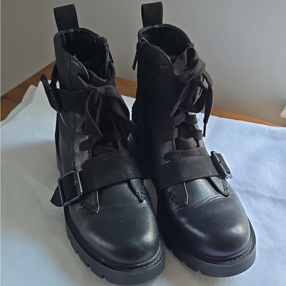 UGG NOE Boots with Buckles - Picture 2 of 13